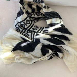 Black and white scarf